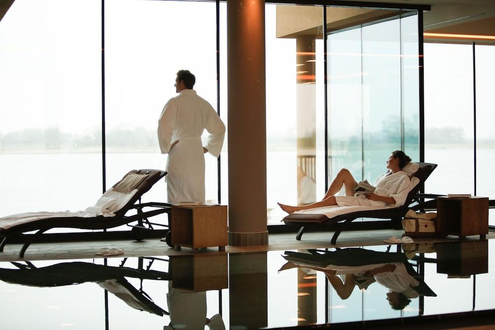 St. Martins Therme & Lodge Frauenkirchen Extérieur photo